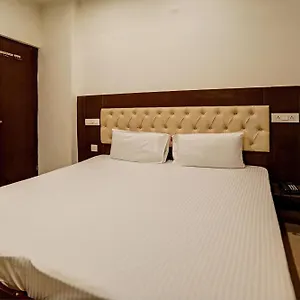 Oyo The Red Hut Hotel